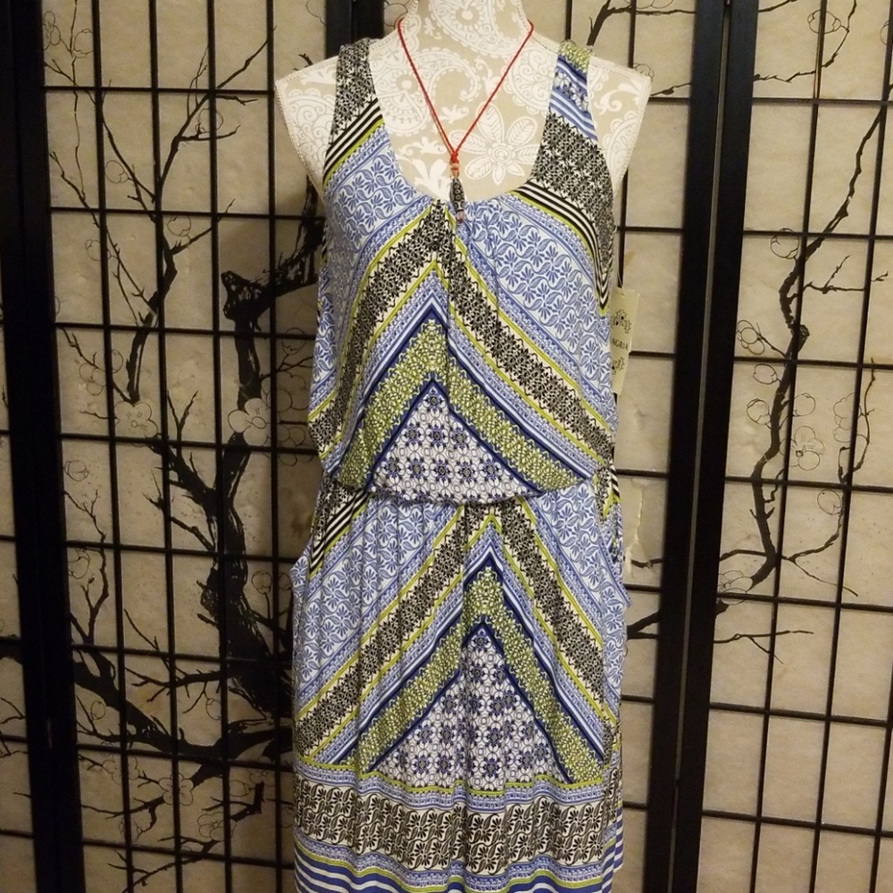 Sleeveless dress with two packets in the side
